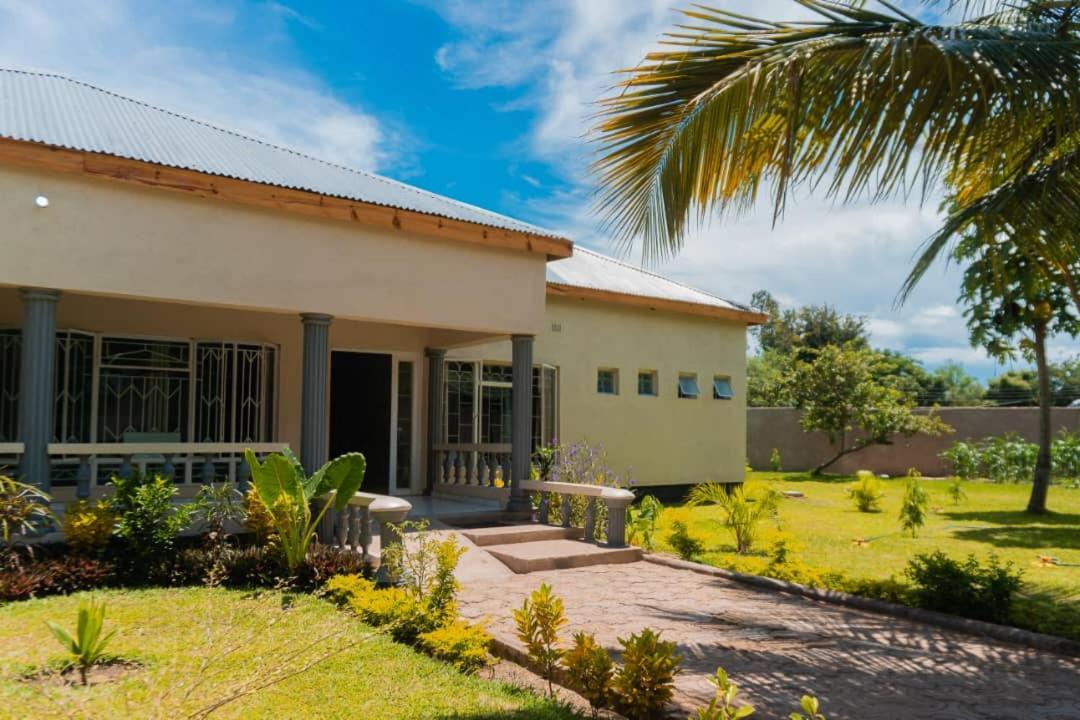 Adams Lodges Ltd Mangochi Екстер'єр фото